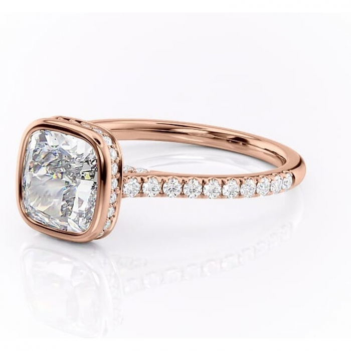 Inel de logodnă Fernelle din aur Rose 18kt cu moissanite tăietură pernă – Montură închisă rafinată pentru profil înalt | Personalizează și configurează gratuit online [7]