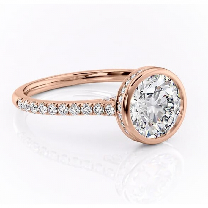 Inel de logodnă Fernelle din aur Rose 14kt cu moissanite tăietură rotundă – Montură închisă rafinată pentru profil înalt | Personalizează și configurează gratuit online [1]