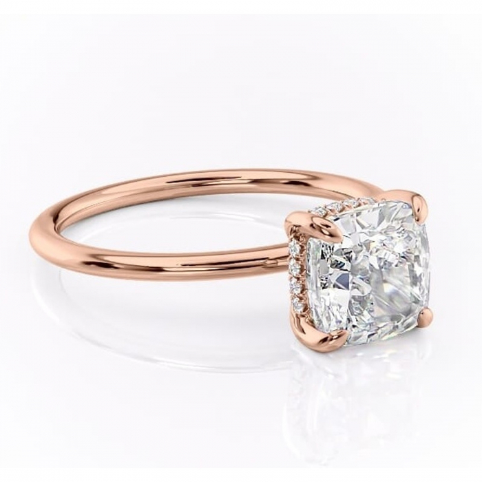Inel de logodnă Genevieve din aur Rose 18kt cu moissanite tăietură pernă – Solitar rafinată pentru profil înalt | Personalizează și configurează gratuit online [1]