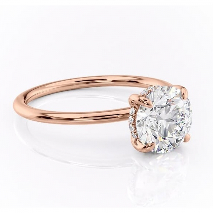 Inel de logodnă Genevieve din aur Rose 14kt cu moissanite tăietură rotundă – Solitar rafinată pentru profil înalt | Personalizează și configurează gratuit online [1]