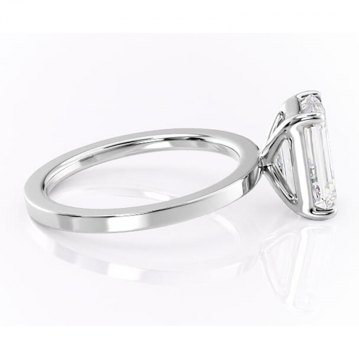 Inel de logodnă Georgiana din aur Alb 14kt cu moissanite tăietură smarald – Profil pătrat rafinată pentru profil înalt | Personalizează și configurează gratuit online [2]