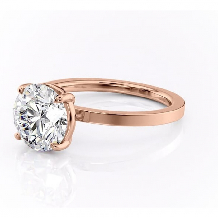 Inel de logodnă Georgiana din aur Rose 14kt cu moissanite tăietură rotundă – Profil pătrat rafinată pentru profil înalt | Personalizează și configurează gratuit online [7]