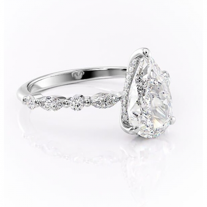 Inel de logodnă Gwendolyn din aur Alb 18kt cu moissanite tăietură pară – Pietre laterale rafinată pentru profil înalt | Personalizează și configurează gratuit online [1]