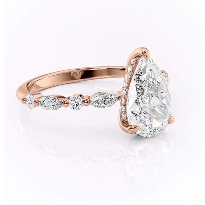 Inel de logodnă Gwendolyn din aur Rose 18kt cu moissanite tăietură pară – Pietre laterale rafinată pentru profil înalt | Personalizează și configurează gratuit online [1]