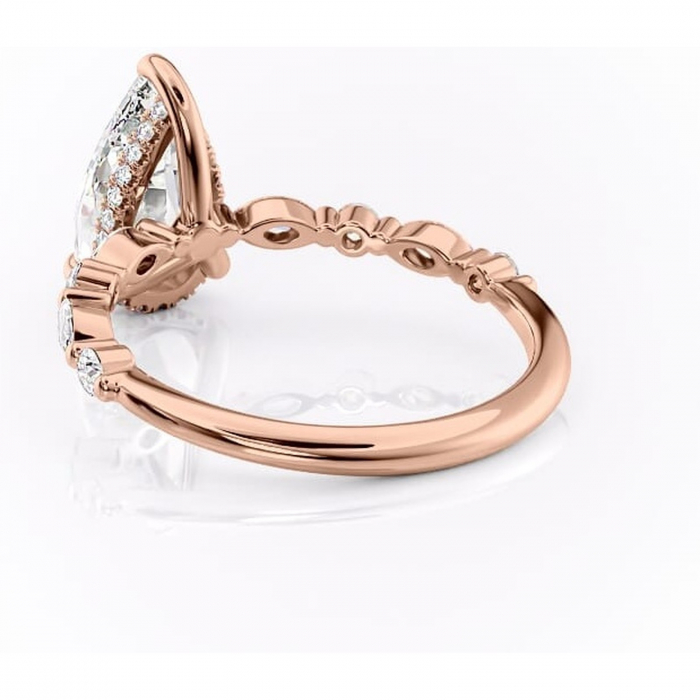 Inel de logodnă Gwendolyn din aur Rose 18kt cu moissanite tăietură pară – Pietre laterale rafinată pentru profil înalt | Personalizează și configurează gratuit online [4]