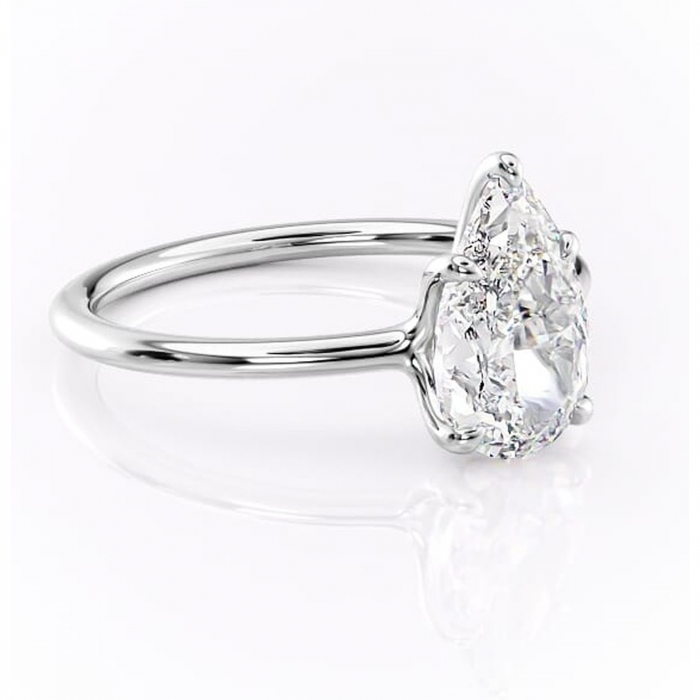 Inel de logodnă Helena din aur Alb 14kt cu moissanite tăietură pară – Solitar rafinată pentru profil jos | Personalizează și configurează gratuit online [1]