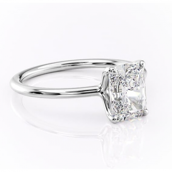 Inel de logodnă Helena din aur Alb 14kt cu moissanite tăietură radiantă – Solitar rafinată pentru profil jos | Personalizează și configurează gratuit online [1]