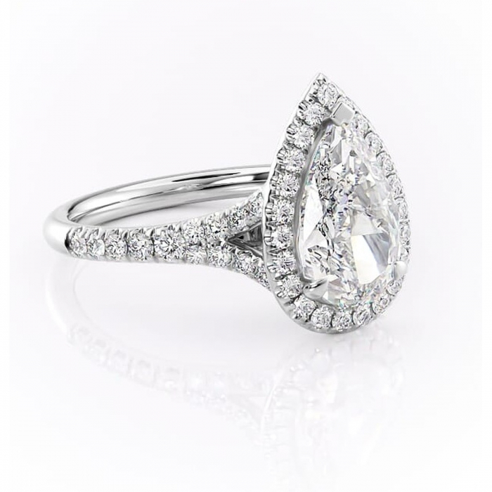 Inel de logodnă Henrietta din aur Alb 18kt cu moissanite tăietură pară – Halo rafinată pentru profil mediu | Personalizează și configurează gratuit online [1]