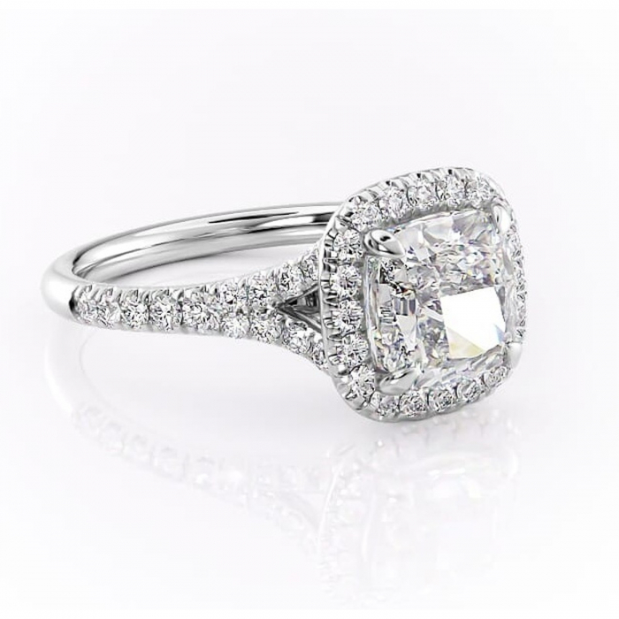 Inel de logodnă Henrietta din aur Alb 14kt cu moissanite tăietură pernă – Halo rafinată pentru profil mediu | Personalizează și configurează gratuit online [1]