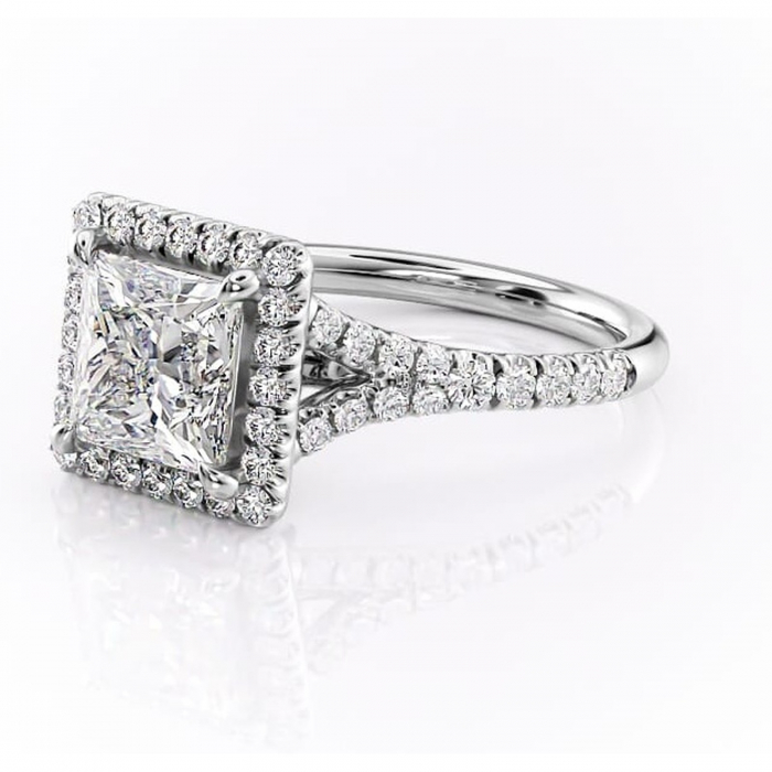 Inel de logodnă Henrietta din aur Alb 18kt cu moissanite tăietură princess – Halo rafinată pentru profil mediu | Personalizează și configurează gratuit online [7]