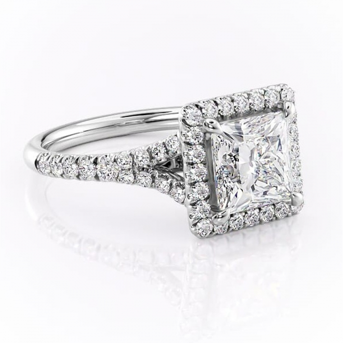 Inel de logodnă Henrietta din aur Alb 18kt cu moissanite tăietură princess – Halo rafinată pentru profil mediu | Personalizează și configurează gratuit online [1]