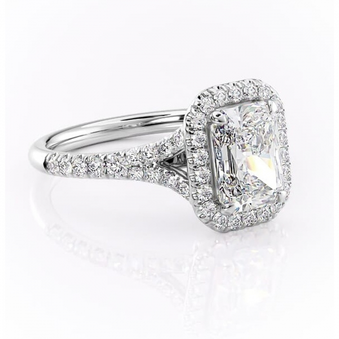Inel de logodnă Henrietta din aur Alb 14kt cu moissanite tăietură radiantă – Halo rafinată pentru profil mediu | Personalizează și configurează gratuit online [1]