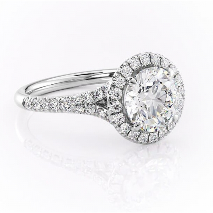 Inel de logodnă Henrietta din aur Alb 14kt cu moissanite tăietură rotundă – Halo rafinată pentru profil mediu | Personalizează și configurează gratuit online [1]