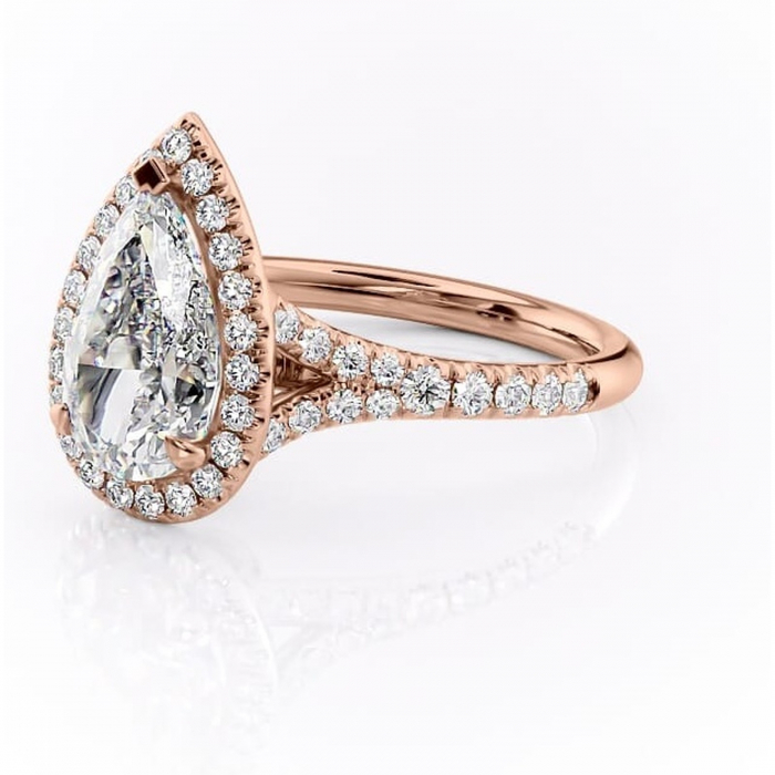 Inel de logodnă Henrietta din aur Rose 18kt cu moissanite tăietură pară – Halo rafinată pentru profil mediu | Personalizează și configurează gratuit online [7]