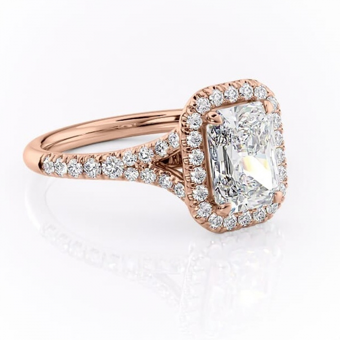 Inel de logodnă Henrietta din aur Rose 14kt cu moissanite tăietură radiantă – Halo rafinată pentru profil mediu | Personalizează și configurează gratuit online [1]