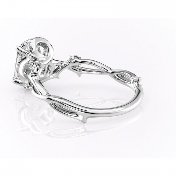 Inel de logodnă Isolde din aur Alb 14kt cu moissanite tăietură pernă – Halo rafinată pentru profil mediu | Personalizează și configurează gratuit online [5]