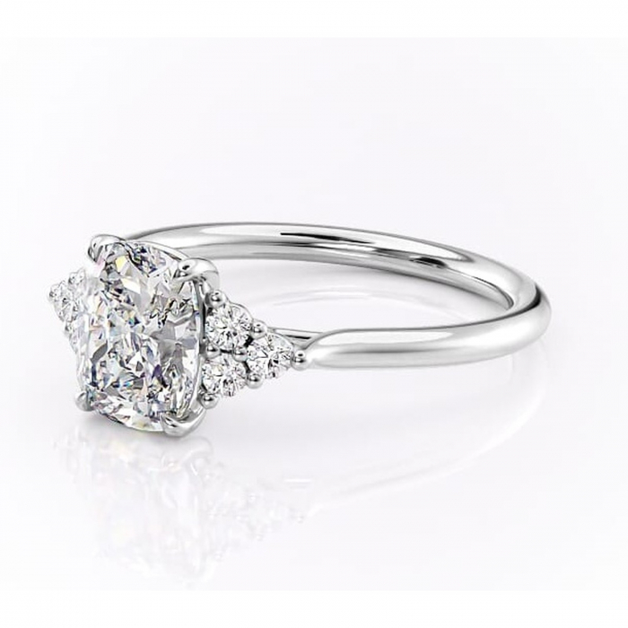 Inel de logodnă Ivylyn din aur Alb 14kt cu moissanite tăietură pernă – Montură cu trei pietre rafinată pentru profil mediu | Personalizează și configurează gratuit online [7]