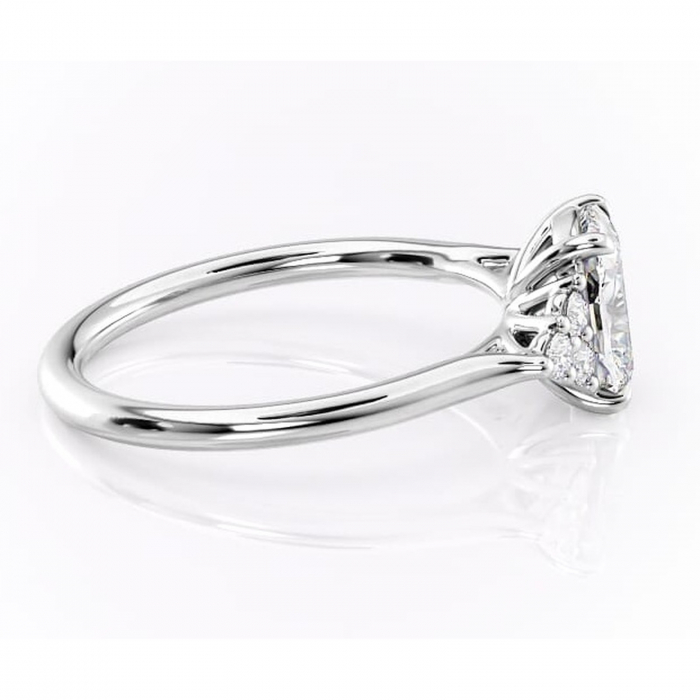 Inel de logodnă Ivylyn din aur Alb 14kt cu moissanite tăietură pernă – Montură cu trei pietre rafinată pentru profil mediu | Personalizează și configurează gratuit online [2]