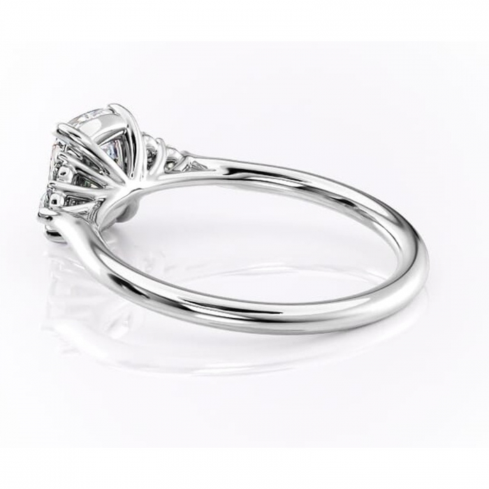 Inel de logodnă Ivylyn din aur Alb 14kt cu moissanite tăietură pernă – Montură cu trei pietre rafinată pentru profil mediu | Personalizează și configurează gratuit online [5]