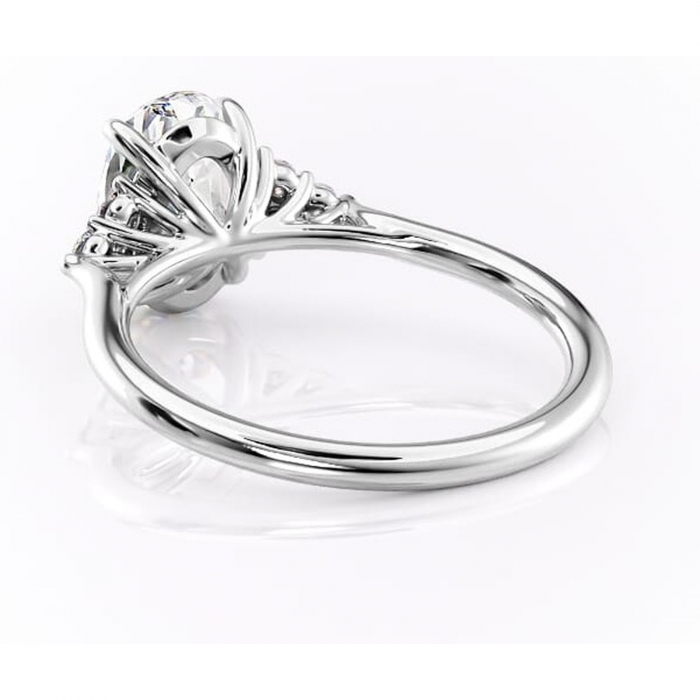 Inel de logodnă Ivylyn din aur Alb 14kt cu moissanite tăietură ovală – Montură cu trei pietre rafinată pentru profil mediu | Personalizează și configurează gratuit online [4]