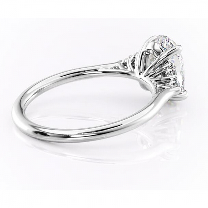 Inel de logodnă Ivylyn din aur Alb 14kt cu moissanite tăietură ovală – Montură cu trei pietre rafinată pentru profil mediu | Personalizează și configurează gratuit online [3]