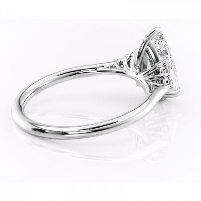 Inel de logodnă Ivylyn din aur Alb 14kt cu moissanite tăietură pară – Montură cu trei pietre rafinată pentru profil mediu | Personalizează și configurează gratuit online [3]