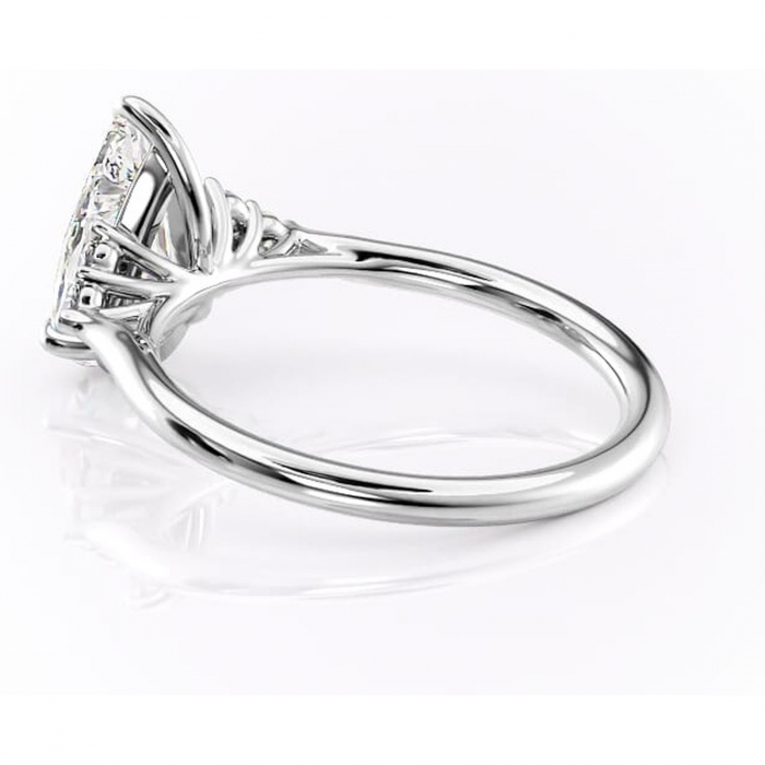 Inel de logodnă Ivylyn din aur Alb 14kt cu moissanite tăietură pară – Montură cu trei pietre rafinată pentru profil mediu | Personalizează și configurează gratuit online [5]