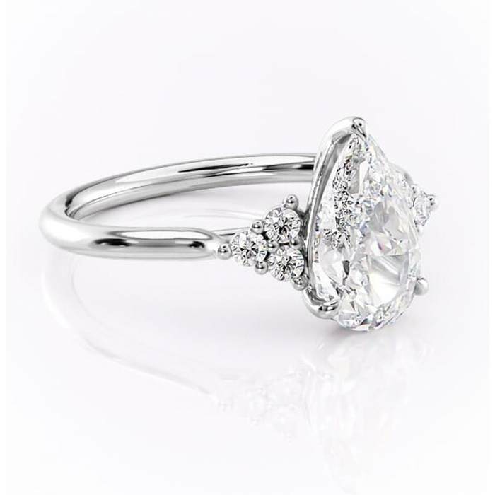 Inel de logodnă Ivylyn din aur Alb 14kt cu moissanite tăietură pară – Montură cu trei pietre rafinată pentru profil mediu | Personalizează și configurează gratuit online [1]