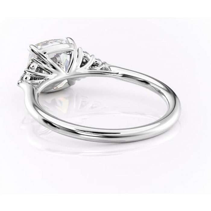 Inel de logodnă Ivylyn din aur Alb 14kt cu moissanite tăietură pernă – Montură cu trei pietre rafinată pentru profil mediu | Personalizează și configurează gratuit online [4]