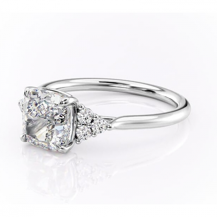 Inel de logodnă Ivylyn din aur Alb 14kt cu moissanite tăietură pernă – Montură cu trei pietre rafinată pentru profil mediu | Personalizează și configurează gratuit online [7]