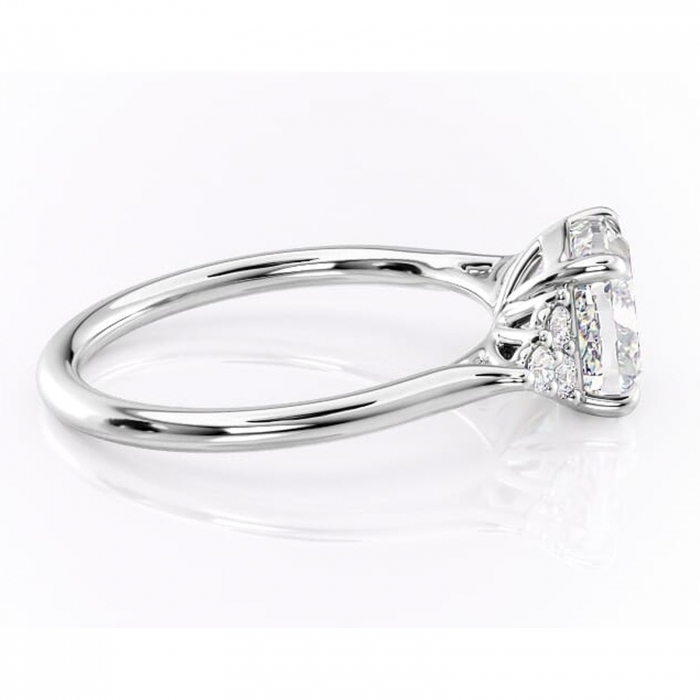 Inel de logodnă Ivylyn din aur Alb 14kt cu moissanite tăietură pernă – Montură cu trei pietre rafinată pentru profil mediu | Personalizează și configurează gratuit online [2]