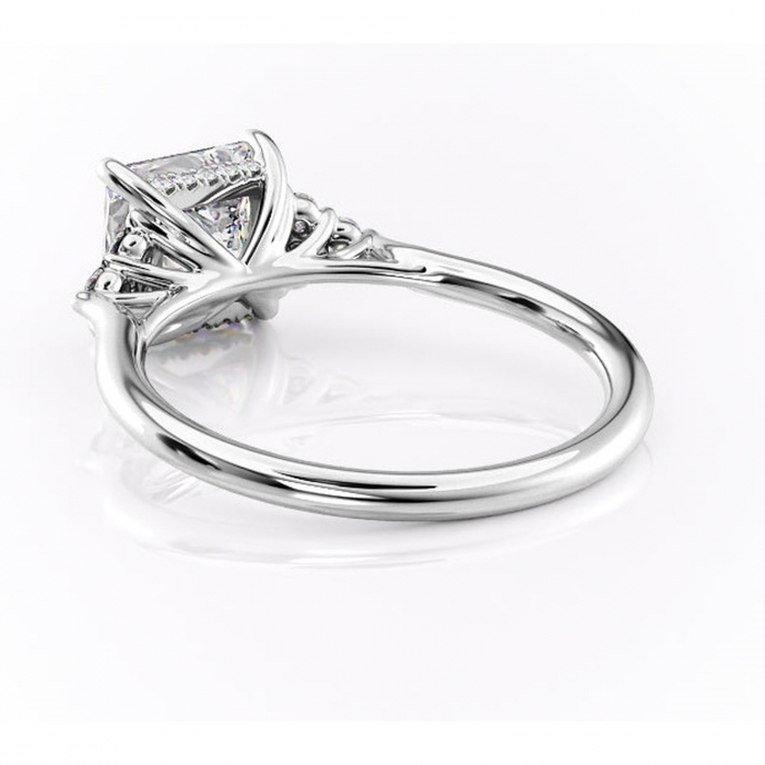 Inel de logodnă Ivylyn din aur Alb 14kt cu moissanite tăietură princess – Montură cu trei pietre rafinată pentru profil mediu | Personalizează și configurează gratuit online [4]