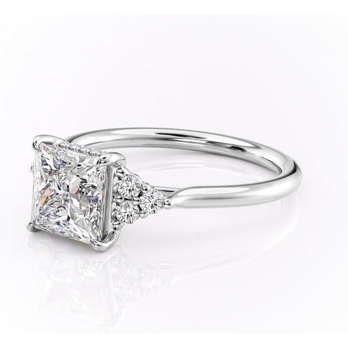 Inel de logodnă Ivylyn din aur Alb 14kt cu moissanite tăietură princess – Montură cu trei pietre rafinată pentru profil mediu | Personalizează și configurează gratuit online [7]