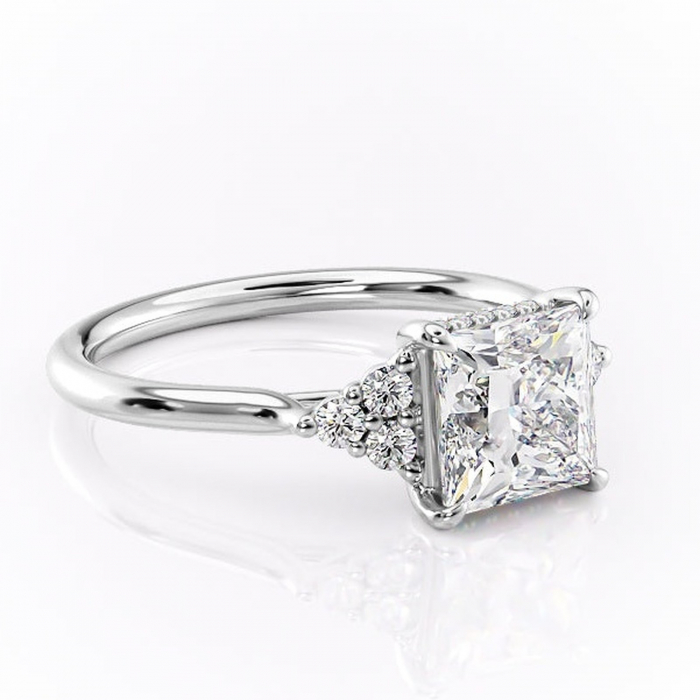 Inel de logodnă Ivylyn din aur Alb 14kt cu moissanite tăietură princess – Montură cu trei pietre rafinată pentru profil mediu | Personalizează și configurează gratuit online [1]