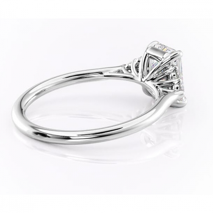 Inel de logodnă Ivylyn din aur Alb 14kt cu moissanite tăietură radiantă – Montură cu trei pietre rafinată pentru profil mediu | Personalizează și configurează gratuit online [3]