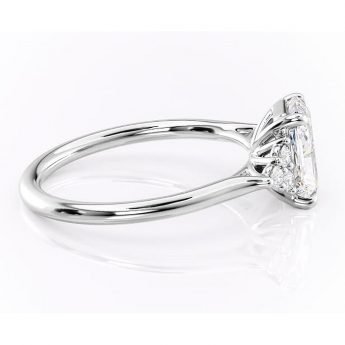 Inel de logodnă Ivylyn din aur Alb 14kt cu moissanite tăietură radiantă – Montură cu trei pietre rafinată pentru profil mediu | Personalizează și configurează gratuit online [2]