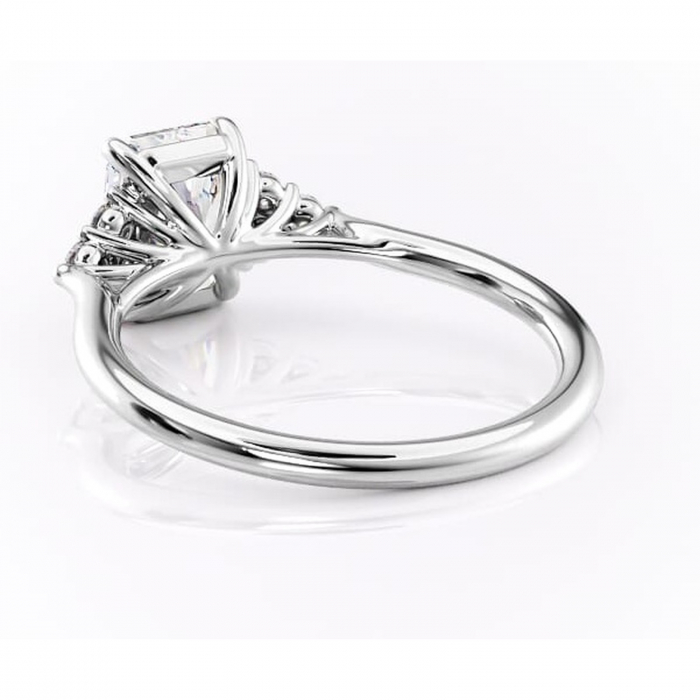 Inel de logodnă Ivylyn din aur Alb 14kt cu moissanite tăietură radiantă – Montură cu trei pietre rafinată pentru profil mediu | Personalizează și configurează gratuit online [4]