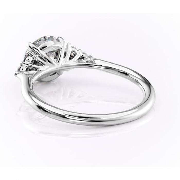 Inel de logodnă Ivylyn din aur Alb 14kt cu moissanite tăietură rotundă – Montură cu trei pietre rafinată pentru profil mediu | Personalizează și configurează gratuit online [4]