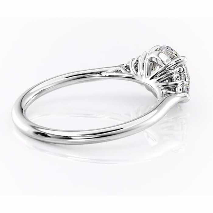 Inel de logodnă Ivylyn din aur Alb 14kt cu moissanite tăietură rotundă – Montură cu trei pietre rafinată pentru profil mediu | Personalizează și configurează gratuit online [3]