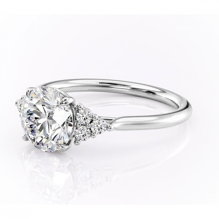 Inel de logodnă Ivylyn din aur Alb 14kt cu moissanite tăietură rotundă – Montură cu trei pietre rafinată pentru profil mediu | Personalizează și configurează gratuit online [7]