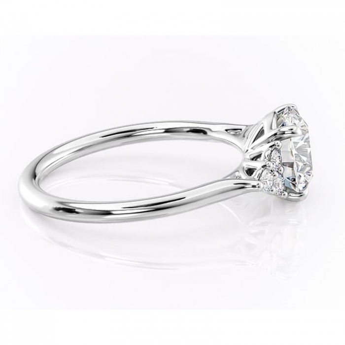 Inel de logodnă Ivylyn din aur Alb 14kt cu moissanite tăietură rotundă – Montură cu trei pietre rafinată pentru profil mediu | Personalizează și configurează gratuit online [2]