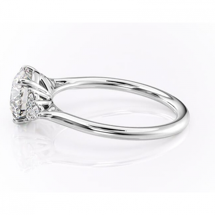 Inel de logodnă Ivylyn din aur Alb 14kt cu moissanite tăietură rotundă – Montură cu trei pietre rafinată pentru profil mediu | Personalizează și configurează gratuit online [6]