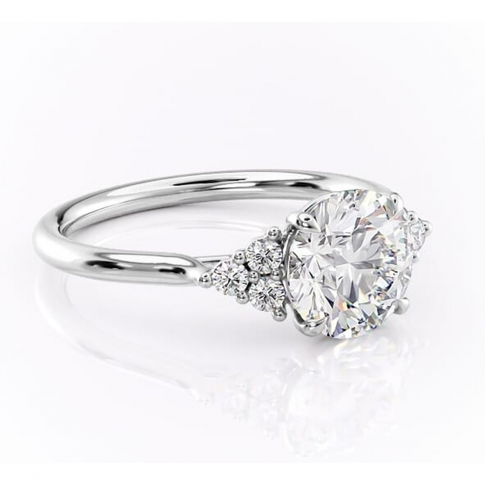 Inel de logodnă Ivylyn din aur Alb 14kt cu moissanite tăietură rotundă – Montură cu trei pietre rafinată pentru profil mediu | Personalizează și configurează gratuit online [1]