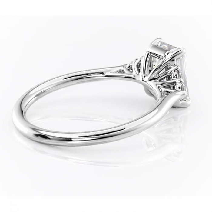 Inel de logodnă Ivylyn din aur Alb 14kt cu moissanite tăietură smarald – Montură cu trei pietre rafinată pentru profil mediu | Personalizează și configurează gratuit online [3]