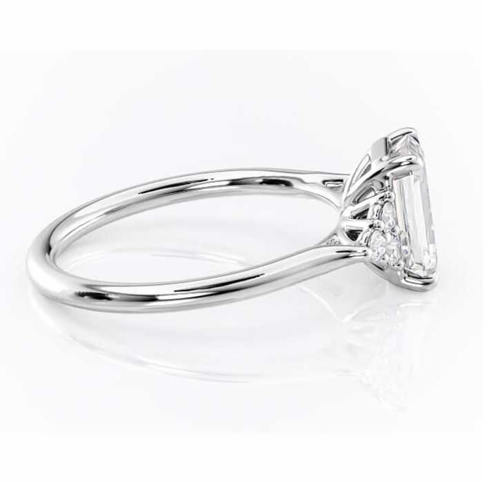 Inel de logodnă Ivylyn din aur Alb 14kt cu moissanite tăietură smarald – Montură cu trei pietre rafinată pentru profil mediu | Personalizează și configurează gratuit online [2]