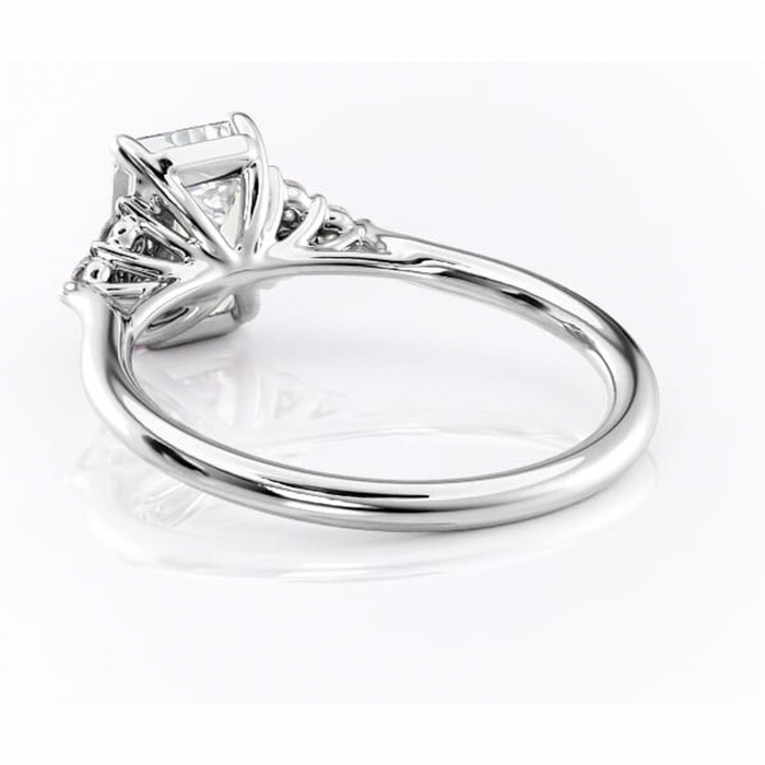 Inel de logodnă Ivylyn din aur Alb 14kt cu moissanite tăietură smarald – Montură cu trei pietre rafinată pentru profil mediu | Personalizează și configurează gratuit online [4]