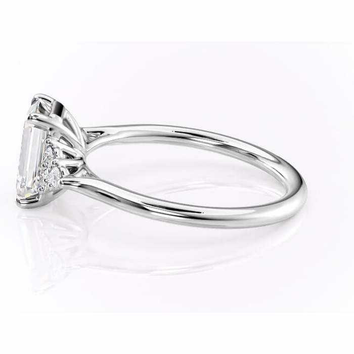 Inel de logodnă Ivylyn din aur Alb 14kt cu moissanite tăietură smarald – Montură cu trei pietre rafinată pentru profil mediu | Personalizează și configurează gratuit online [6]