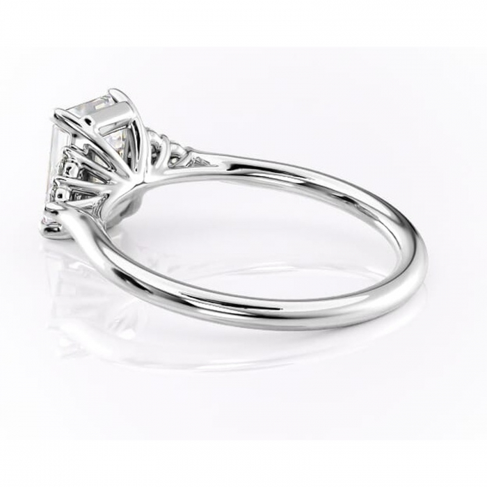 Inel de logodnă Ivylyn din aur Alb 14kt cu moissanite tăietură smarald – Montură cu trei pietre rafinată pentru profil mediu | Personalizează și configurează gratuit online [5]