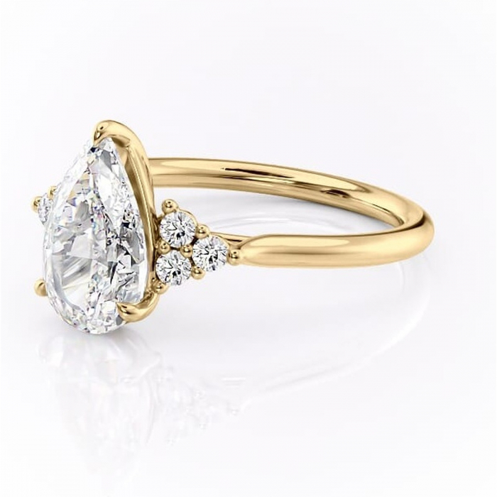 Inel de logodnă Ivylyn din aur Galben 14kt cu moissanite tăietură pară – Montură cu trei pietre rafinată pentru profil mediu | Personalizează și configurează gratuit online [7]