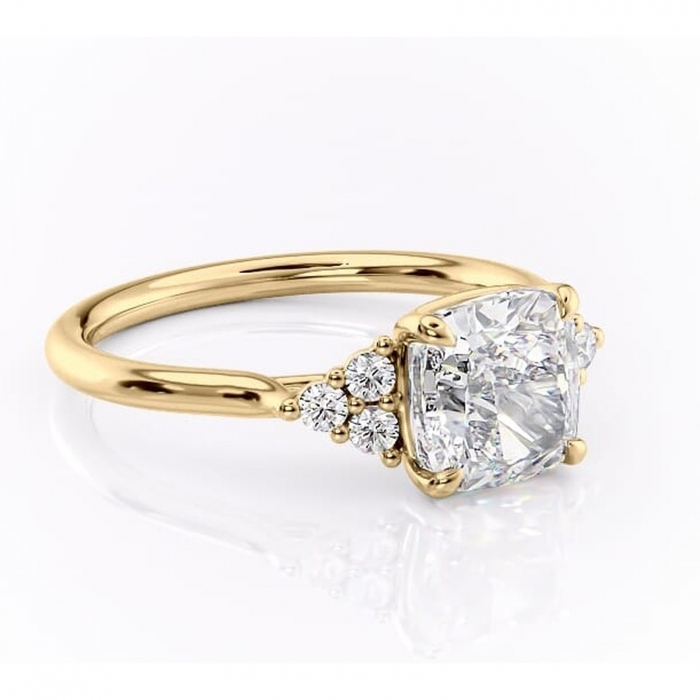 Inel de logodnă Ivylyn din aur Galben 14kt cu moissanite tăietură pernă – Montură cu trei pietre rafinată pentru profil mediu | Personalizează și configurează gratuit online [1]